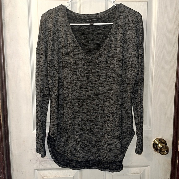 Rock & Republic Size Small heathered gray v-neck long sleeve tunic/tee top - Picture 1 of 4